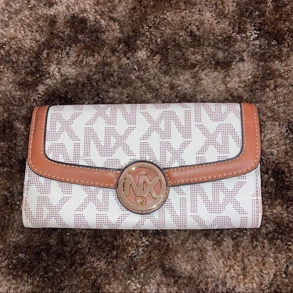 NWOT Chic Wallet - Picture 1 of 7